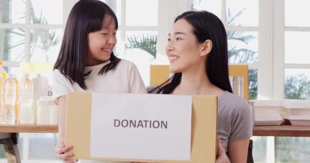 Familie Verzamelen Donaties Dozen — Stockvideo