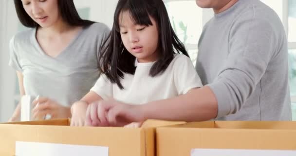 Rodzinne Zbieranie Datków Pudełkach — Wideo stockowe