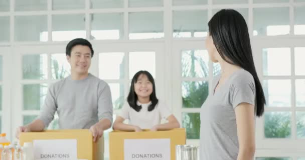 Familj Samla Donationer Lådorna — Stockvideo
