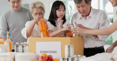 Aile bağışları kutularda toplanıyor. 