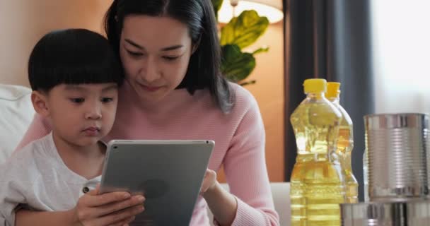 Madre Enseñando Niño Sobre Producto Que Pasaba Por Supermercado Ella — Vídeos de Stock