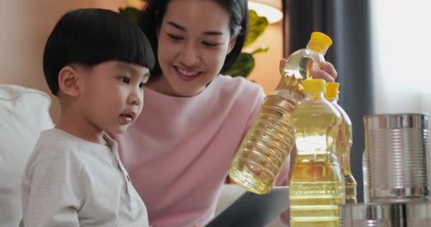 Mor Undervisar Liten Pojke Produkten Hon Var Med Från Snabbköpet — Stockvideo