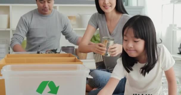 Imagens Família Asiática Que Separa Resíduos Recipientes Para Reciclagem — Vídeo de Stock
