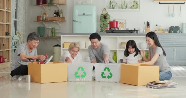 Πλάνα Ασιατικής Οικογένειας Που Διαχωρίζει Απόβλητα Δοχεία Για Ανακύκλωση — Αρχείο Βίντεο