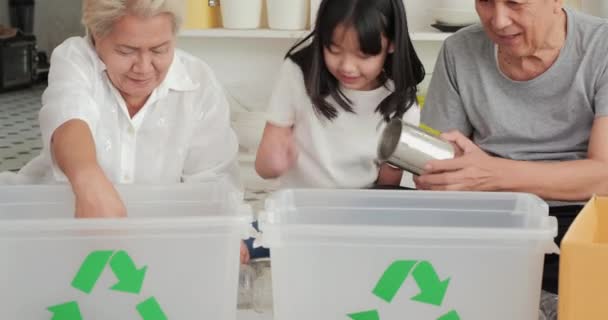 Кадри Азіатської Родини Розділяє Відходи Контейнери Переробки — стокове відео