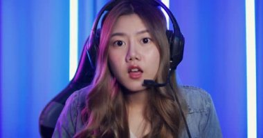 Asyalı şirin kız. Odada kulaklık takıyor.