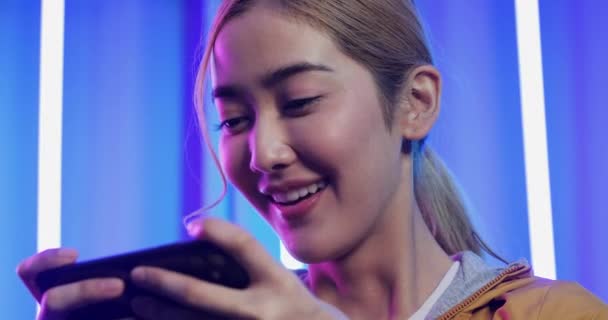 Jong Aziatisch Meisje Spelen Computer Spel — Stockvideo