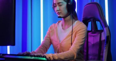 Asyalı şirin kız. Odada kulaklık takıyor.