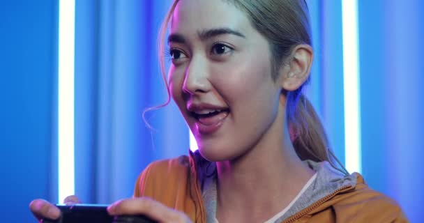 Jovem Menina Asiática Jogar Jogo Computador — Vídeo de Stock