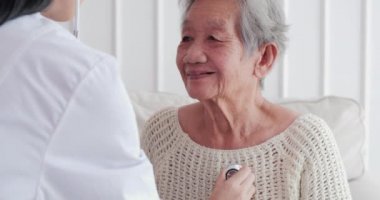 Klinikte ya da hastanede kıdemli bir kadın doktorla buluşuyor. Kadın doktor, yaşlı kadına sorup onunla konuşuyor..