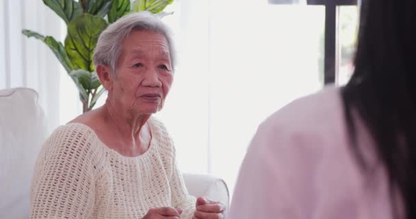 自宅で年配の女性を訪れる女性医師 婦人科医は家庭での診察時に患者を助ける おばあちゃん介護者の話を聞いて 医療と医療の概念 — ストック動画