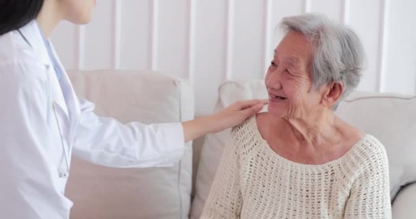 自宅で年配の女性を訪れる女性医師 婦人科医は家庭での診察時に患者を助ける おばあちゃん介護者の話を聞いて 医療と医療の概念 — ストック動画