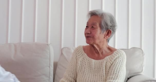 Ärztin Besucht Seniorin Hause Ärztinnen Helfen Patientinnen Bei Der Untersuchung — Stockvideo