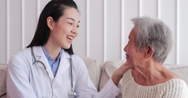 Doctora Visitando Una Mujer Mayor Casa Doctora Ayuda Paciente Consulta — Vídeos de Stock