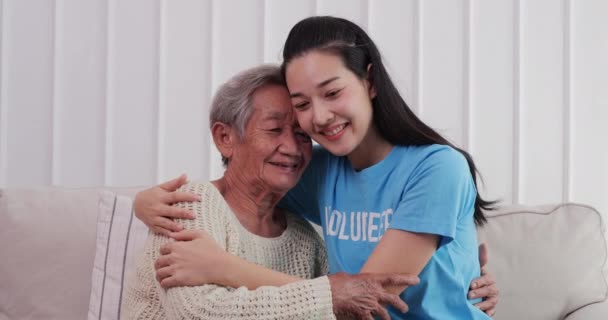 Porträt Einer Schönen Freiwilligen Und Seniorin Die Mit Attraktivem Lächeln — Stockvideo