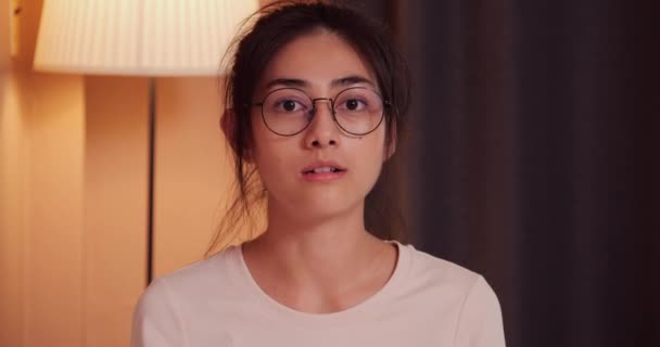 Lindo Asiático Chica Gafas Hablando Habitación — Vídeos de Stock