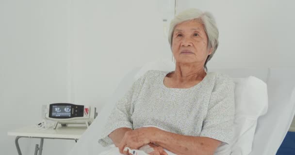 病院のベッドの上で思慮深い高齢者の大人の女性を落ち込ませ 痛みを伴う悲しい古いアジアの高齢者のおばあちゃん孤独感は老人保健の問題に苦しむ — ストック動画