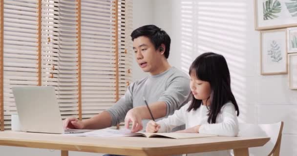 Kislány Házi Feladatot Csinál Apa Meg Otthon Dolgozik Apja Online — Stock videók
