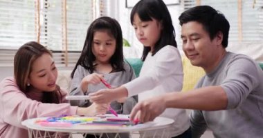 Little ve ailesi evde eğleniyorlar. Albümde bir resim çiziyorlar. Yaşam tarzı ve Aile, Eğitim konsepti.