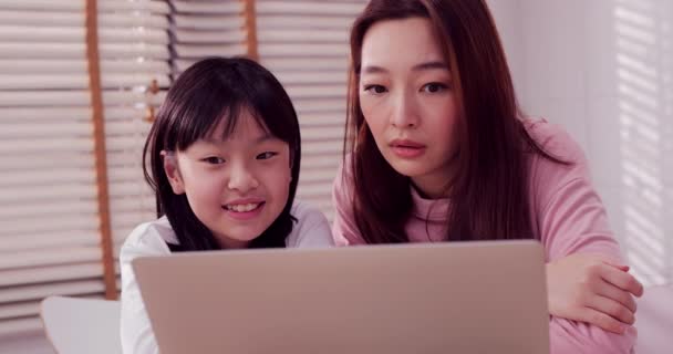 Мать Дочь Дома Компьютером Используют Ноутбук Онлайн Активности Обучения Вместе — стоковое видео