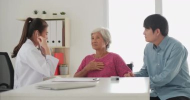 Yaşlı bir kadının doktor kontrolündeki görüntüleri.