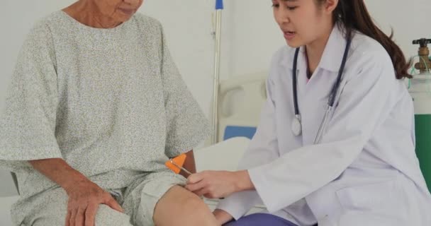 Yaşlı Bir Kadının Doktor Kontrolündeki Görüntüleri — Stok video