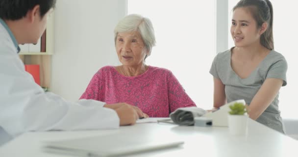 Filmagens Uma Mulher Idosa Check Médico — Vídeo de Stock