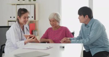 Yaşlı bir kadının doktor kontrolündeki görüntüleri.