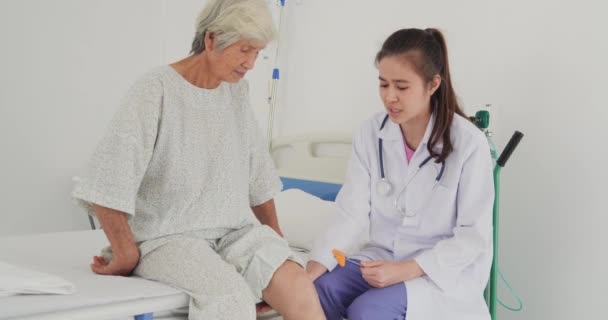 Yaşlı Bir Kadının Doktor Kontrolündeki Görüntüleri — Stok video