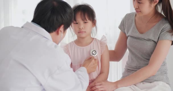 在医院接受医生检查的年轻亚洲女孩的录像 — 图库视频影像