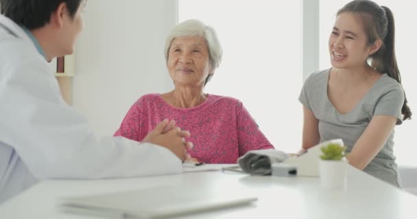 Záběry Starší Ženy Prohlídce Lékaře — Stock video