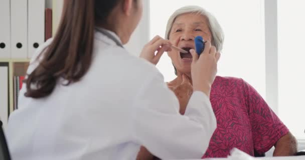 Záběry Starší Ženy Prohlídce Lékaře — Stock video