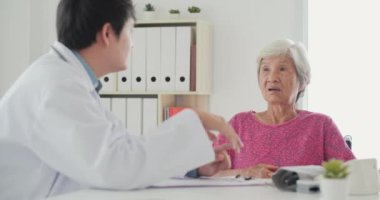 Yaşlı bir kadının doktor kontrolündeki görüntüleri.