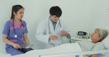 Yaşlı bir kadının doktor kontrolündeki görüntüleri.