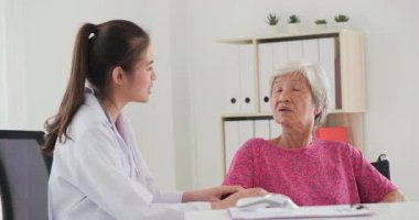 Yaşlı bir kadının doktor kontrolündeki görüntüleri.