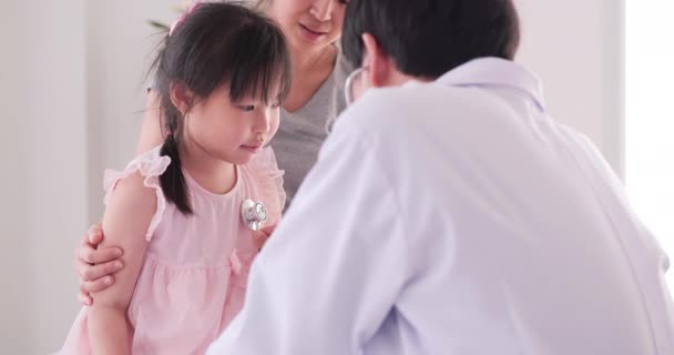 病院の医師による診察中の若いアジアの少女の映像 — ストック動画