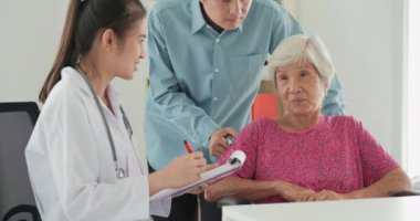 Yaşlı bir kadının doktor kontrolündeki görüntüleri.