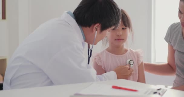 Felvétel Fiatal Ázsiai Lány Vizsgál Egy Orvos Kórházban — Stock videók