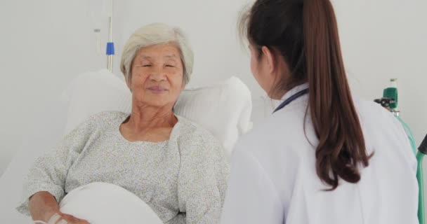 Yaşlı Bir Kadının Doktor Kontrolündeki Görüntüleri — Stok video