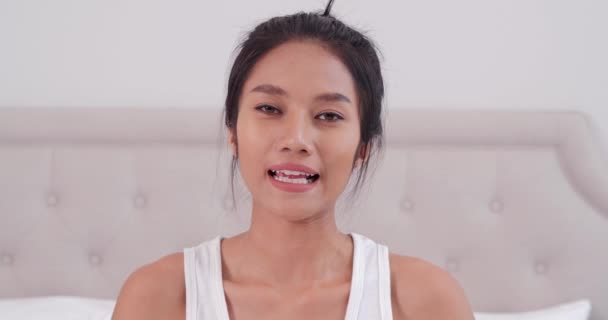 Detailní Záběry Asijské Blogger Žena Úsměvem Mluvení Kamery — Stock video