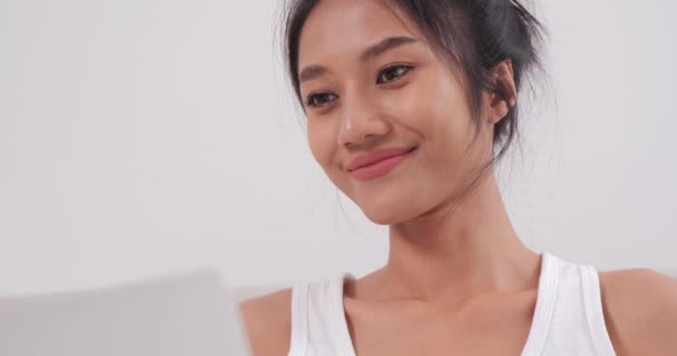 Csinos Ázsiai Hölgy Használja Laptop Miközben Feküdt Ágyon — Stock videók