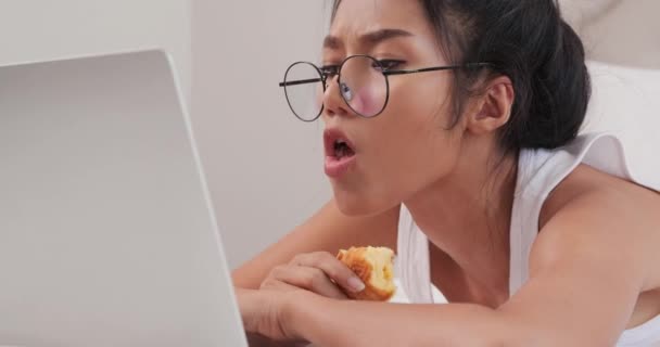 アジア系の若い女性が自宅のノートパソコンで — ストック動画