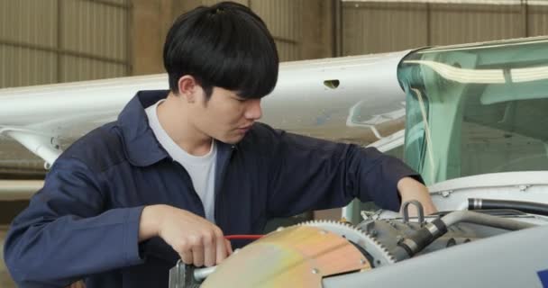 Homem Uniforme Azul Trabalhando Como Engenheiro Fabricação Avião — Vídeo de Stock
