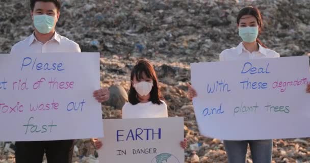 Люди Мотиваційними Написами Вивісках Звалищі Забруднення Концепції Переробки — стокове відео