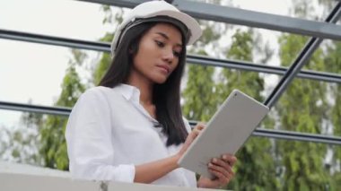 Çalışan genç bir kadın mimarın portresi