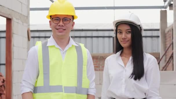 Uomo Donna Con Cappelli Duri Che Discutono Del Processo Lavorativo — Video Stock