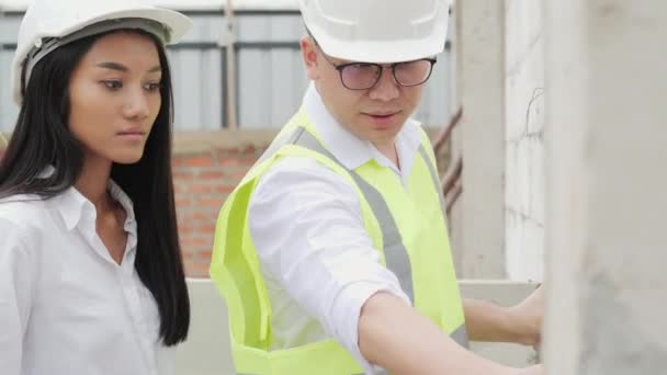 Hombre Mujer Sombreros Discutiendo Proceso Trabajo Sitio Construcción — Vídeos de Stock