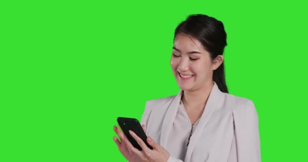 Mujer Asiática Traje Usando Smartphone Sobre Fondo Verde — Vídeos de Stock