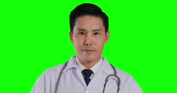 Médico Masculino Colocar Máscara Fundo Verde — Vídeo de Stock