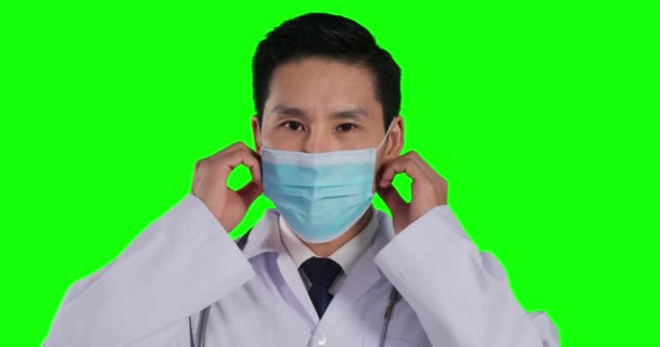 Άντρας Γιατρός Βγάλει Μάσκα Στο Πράσινο Φόντο — Αρχείο Βίντεο